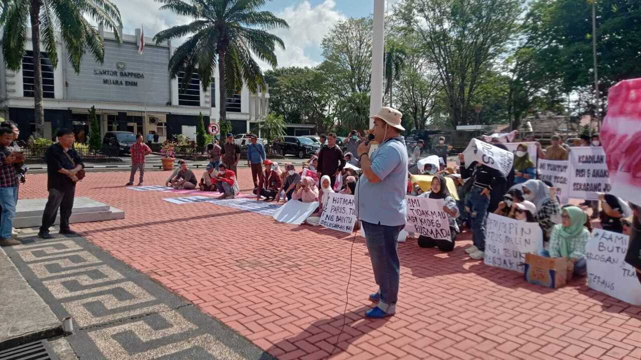 Ratusan Warga Tuntut Pecat Oknum Kades Tanjung Terang
