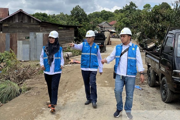 Srikandi PLN Kawal Pemulihan Pasca Banjir Bandang di Muratara, 90% Sistem Kelistrikan Berhasil Pulih