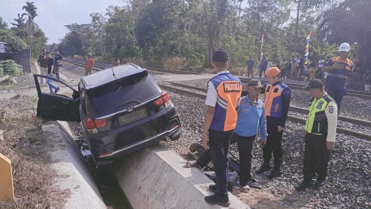 Ditabtak KA Babaranjang, Mobilio Ringsek 4 Penumpang Selamat