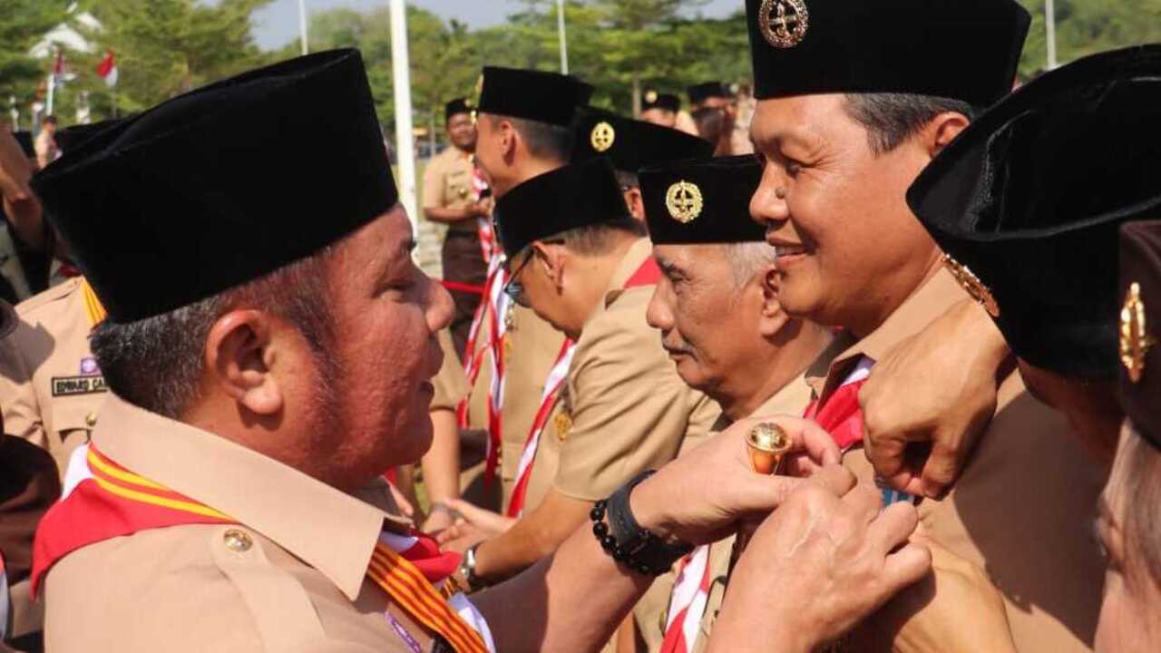 Berdedikasi Kepramukaan, Edison Terima Penghargaan Pancawarsa III