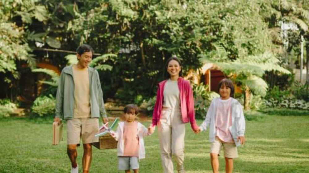  Tampil Modis Saat Piknik Bersama Keluarga dengan Perlindungan Sinar UV dari UNIQLO