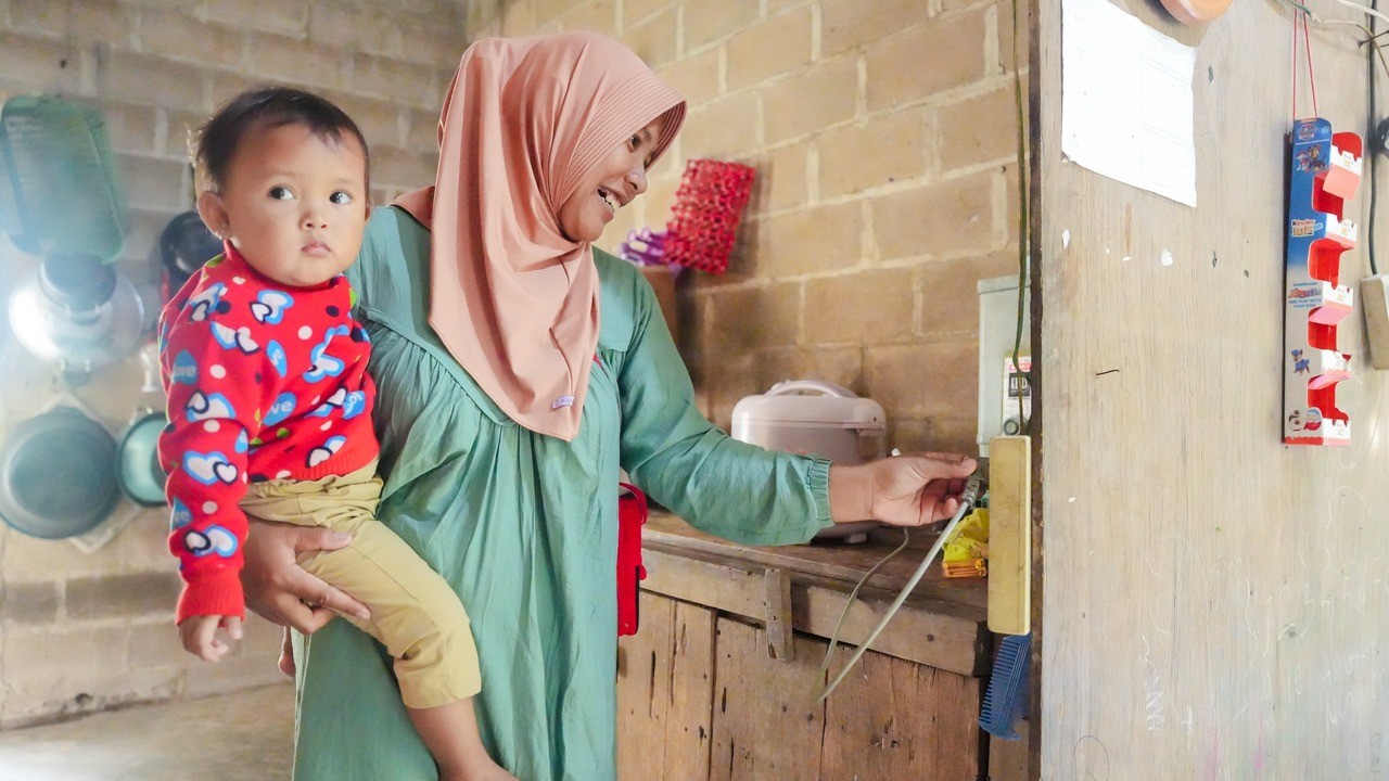 PLN UID S2JB Kembali Nyalakan 136 Sambungan Listrik Gratis Melalui Program Light Up The Dream