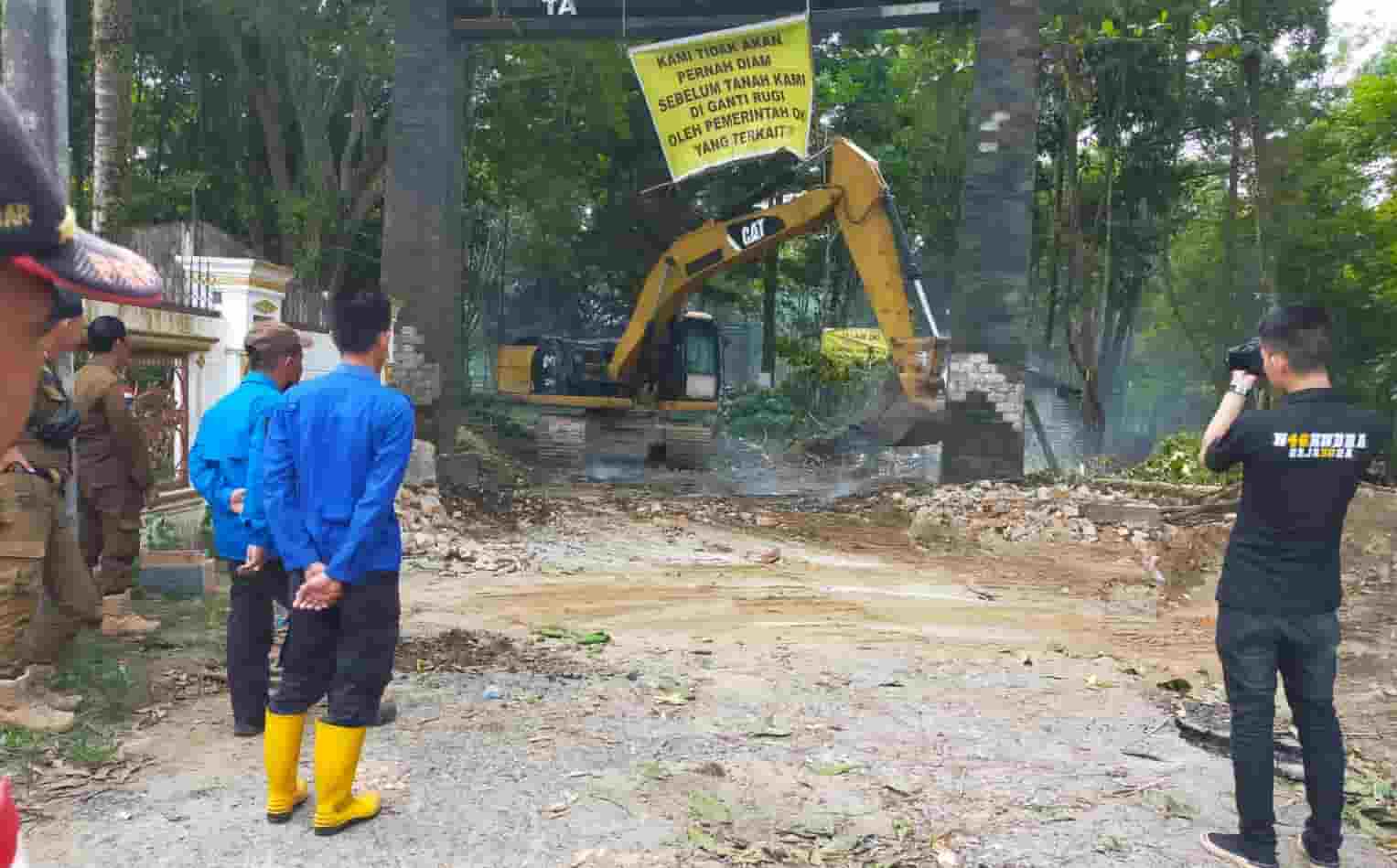 Blokir Jalan SMKN 3 Kayuagung Dibuka, Warga Leluasa Lintasi Hutan Kota
