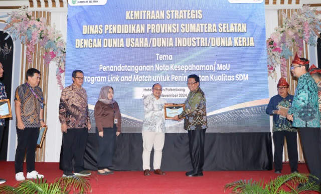 Program Electric Vehicle Support PLN UID S2JB Raih Penghargaan dari Dinas Pendidikan Provinsi Sumsel