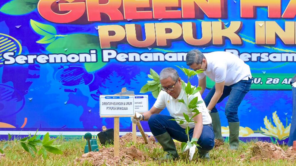 Dukung Green Harmony, Pusri Tanam 1.250 Batang Pohon