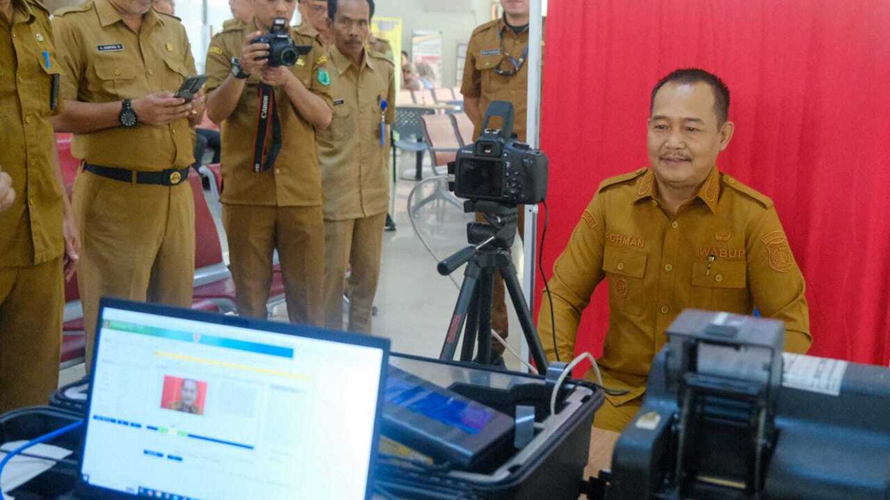 Kolaborasi dengan JNE, Warga Kini Terima Dokumen Kependudukan Langsung di Rumah