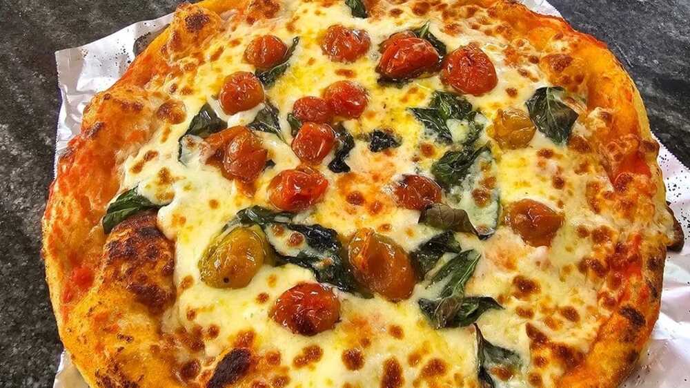 Pizza: Hidangan Klasik dengan Perpaduan Roti, Saus dan Keju yang Menggiurkan