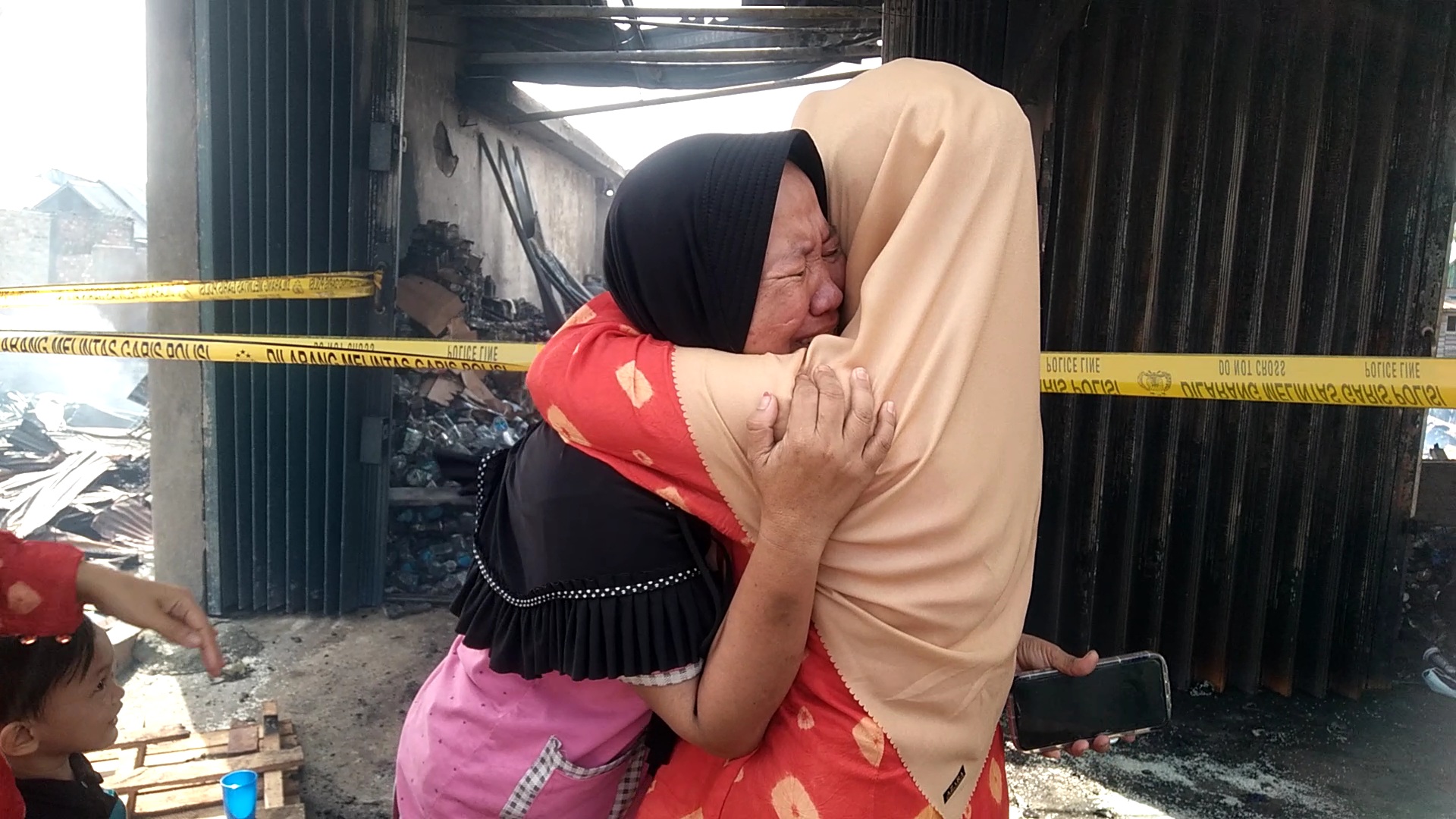 Tangis Leni Tak Terbendung, Kala Anggota Keluarganya Nyaris Terpanggang Dalam Kobaran Api