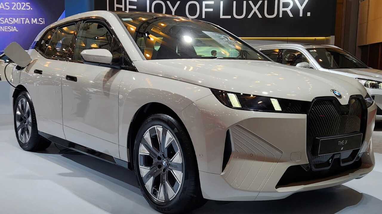 Facelift BMW iX 2025 Tampil Lebih Elegan, Tenaga 408 HP dan Baterai 94,8 kWh