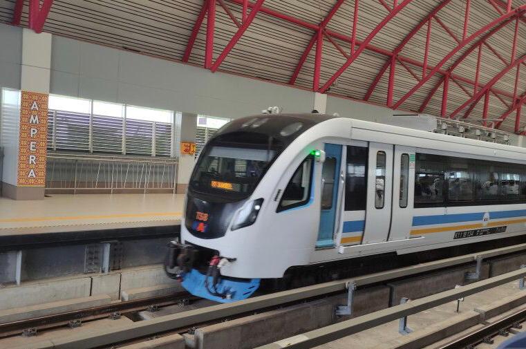 Alhamdulillah, Selama Ramadhan Penumpang Boleh Berbuka di Dalam LRT, Ini Syaratnya...