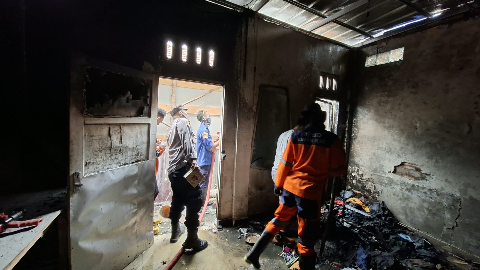 Korsleting Control Box Pompa Air Diduga Picu Kebakaran Rumah di Tanjung Raja