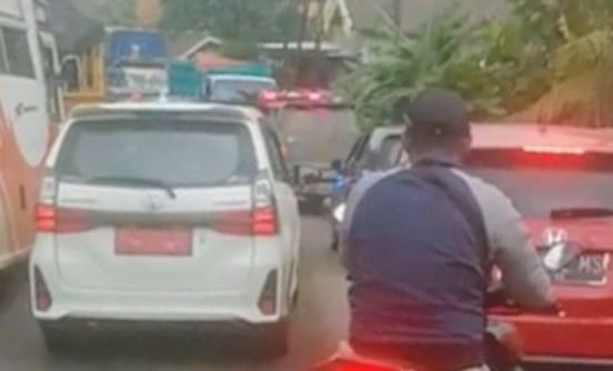 Rem Blong Truck Adu Kambing, Sebabkan Kemacetan Panjang