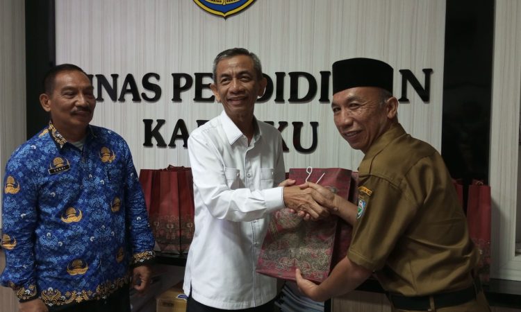 Disdik Beri Bingkisan Ke 19 Jemaah Haji OKU