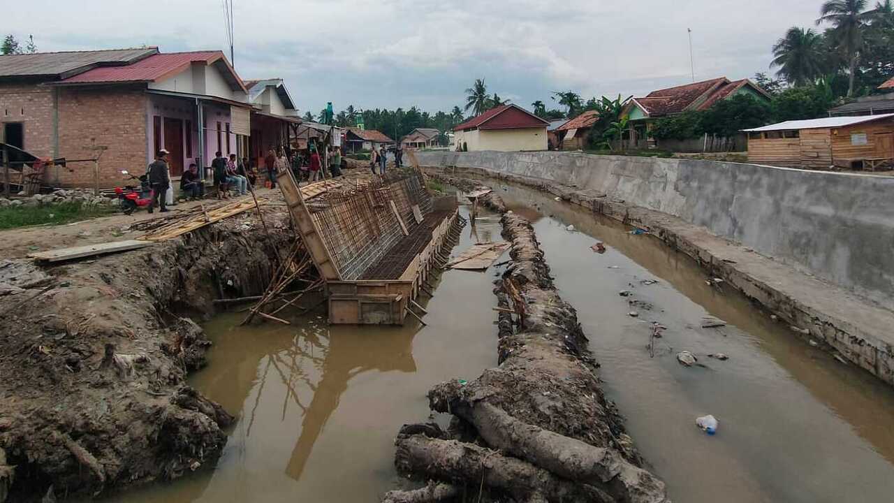 Proyek Normalisasi dan Pembangunan Talud Sungai Kelekar Tuai Pro Kontra