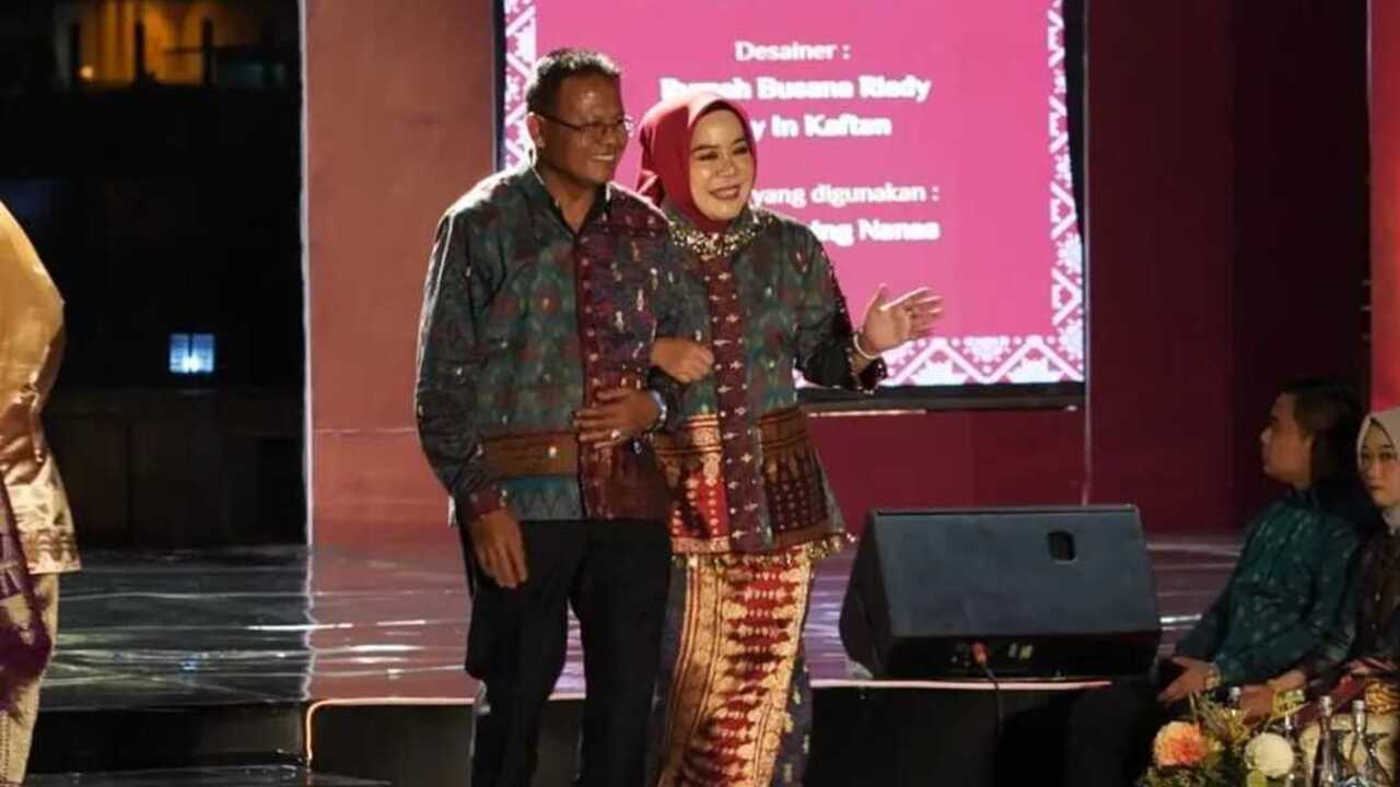 Angkat Budaya Lokal, H Arlan Istri Promosikan Songket Nanas Prabumulih di Swarna Songket Nusantara 2025