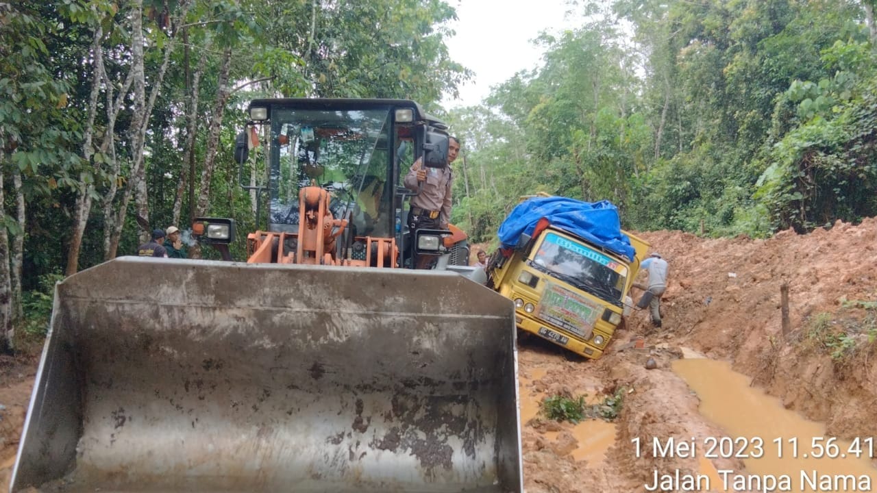 Bantu Masyarakat Perbaiki Jalan Rusak PT.KAM Turunkan Loder