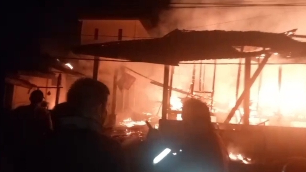 Kantor Lurah Tanjung Raja Utara Terbakar, Pelayanan Warga Dipindahkan ke Kantor Camat
