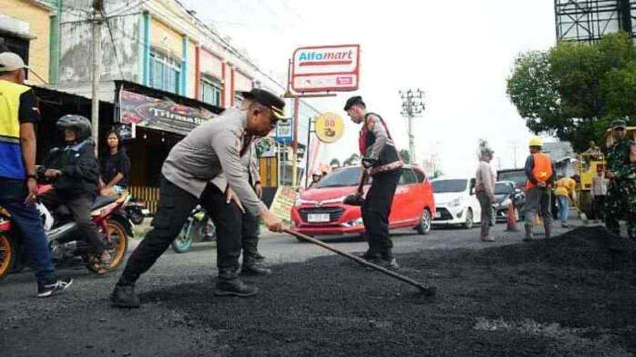 Dukung Gerakan Indonesia ASRI, Polres OKI Perbaiki Jalan dan Tata Lingkungan