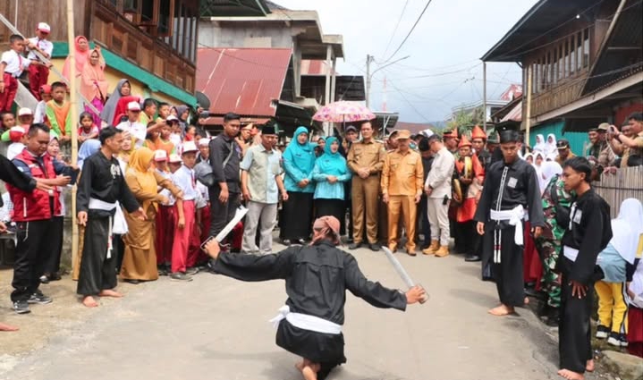 Serap Aspirasi, Edison dan Sumarni Ngantor di Desa Sumbang 1 Ekor Kerbau dan Serahkan Mobil Operasional Desa
