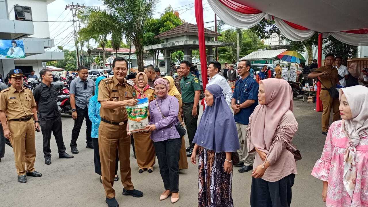 Pemkab Muara Enim Gelar Gerakan Pangan Murah Sediakan Sembako Terjangkau untuk Masyarakat