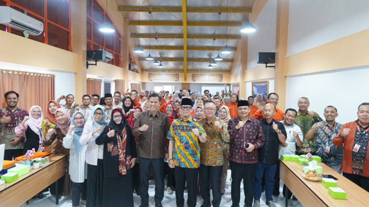 Teddy Beri Bantuan Kepada Puluhan Mahasiswa Program Pasca Sarjana Unbara