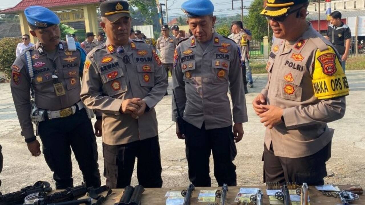 Wakapolres OKU Periksa Senpi Dinas Anggotanya