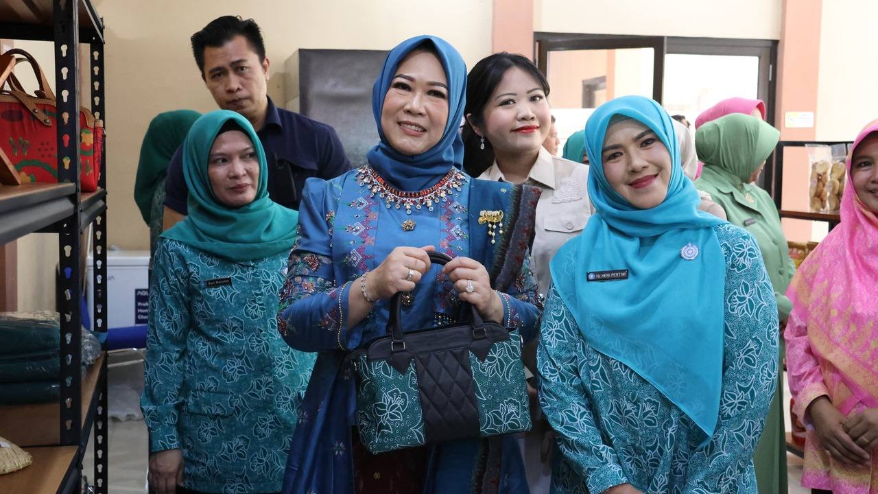 Tingkatkan Ekonomi Kreatif, Ketua TP PKK Sumsel Feby Deru Luncurkan Jumputan dan Toko PKK di Muara Enim