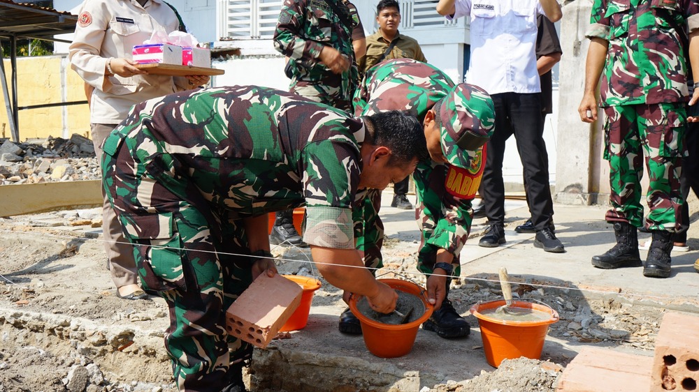  Dandim 0402/OKI Lakukan Peletakan Batu Pertama di Kelurahan Perigi