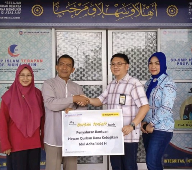 SIT Prof Muhajirin Palembang dapat Bantuan Kurban dari UUS Maybank Indonesia