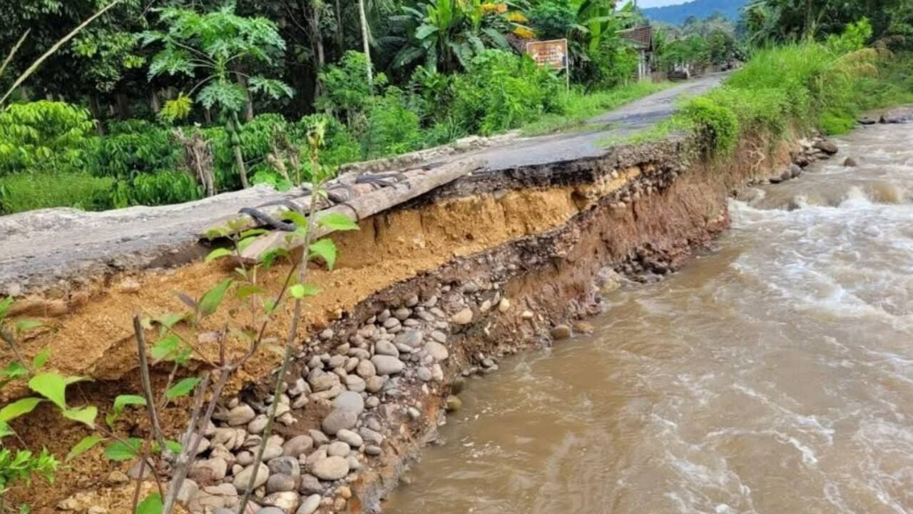 Jalan Rusak Akibat Longsor di Ulu Ogan OKU, Ancam Nyawa Pengguna Jalan !