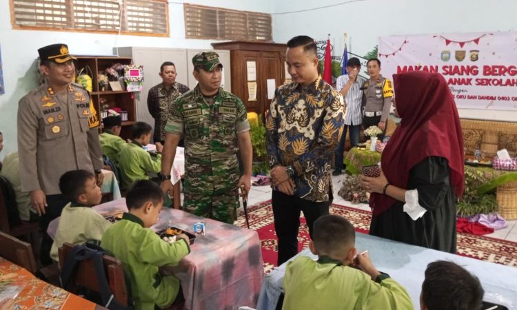 Pj Bupati, Kapolres dan Dandim 0403 OKU Bagikan Makan Siang Bergizi