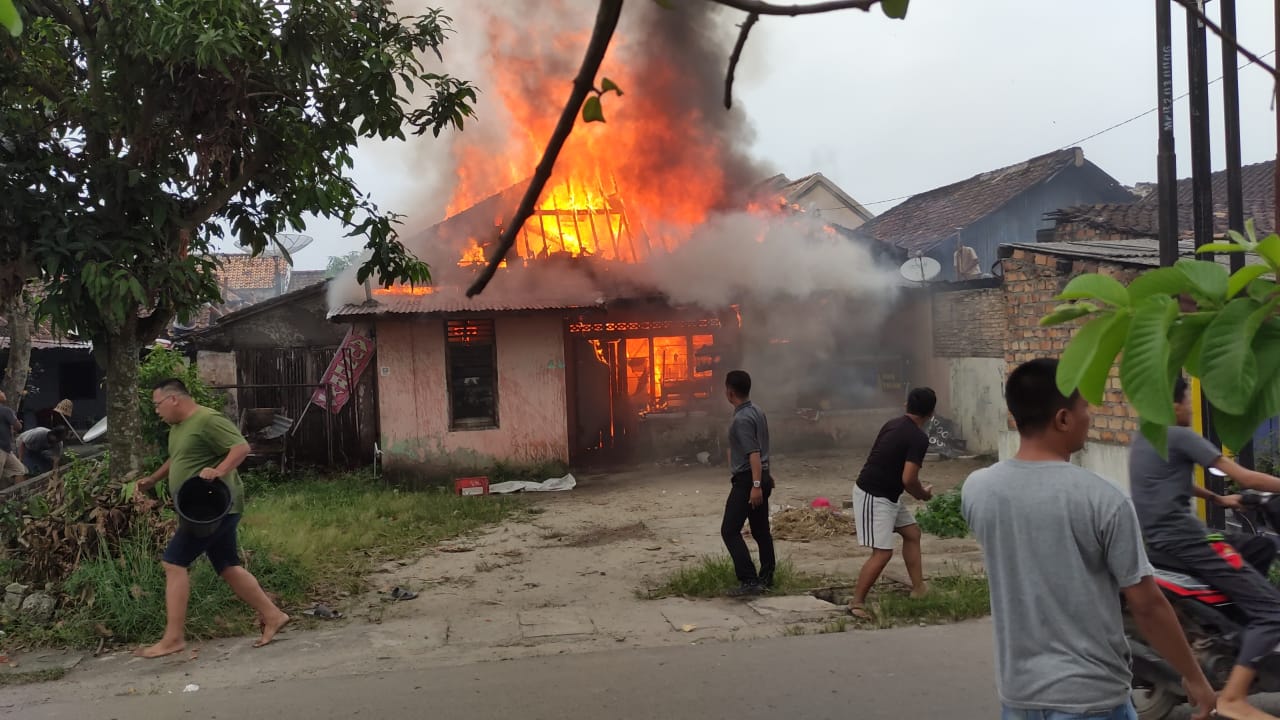 Rumah Tukang Bakso di Martapura Ludes Terbakar