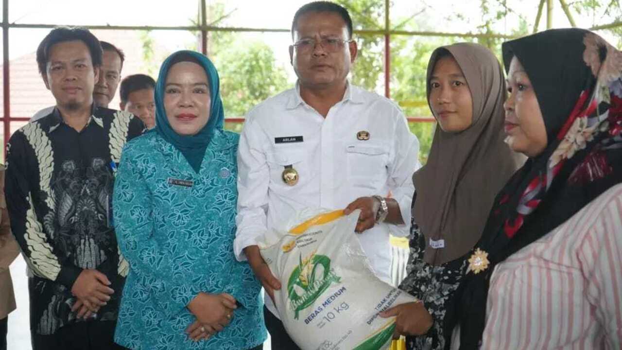 Wali Kota Arlan Serahkan Langsung Bantuan Beras CPP kepada Warga Desa Jungai Prabumulih