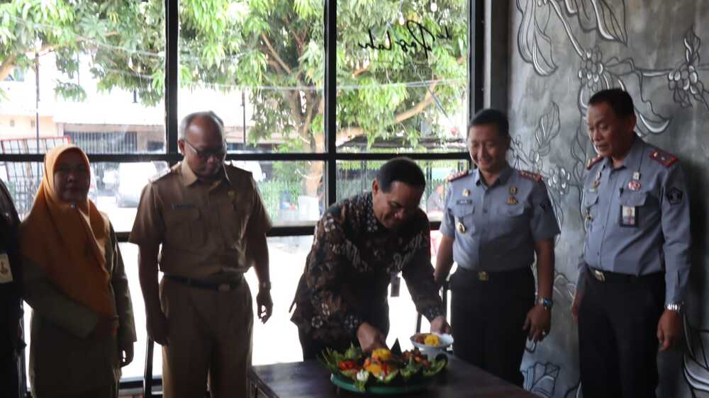  Kakanwi Kemenkumham Sumsel Resmikan de Paslah Cafe Lapas Lahat