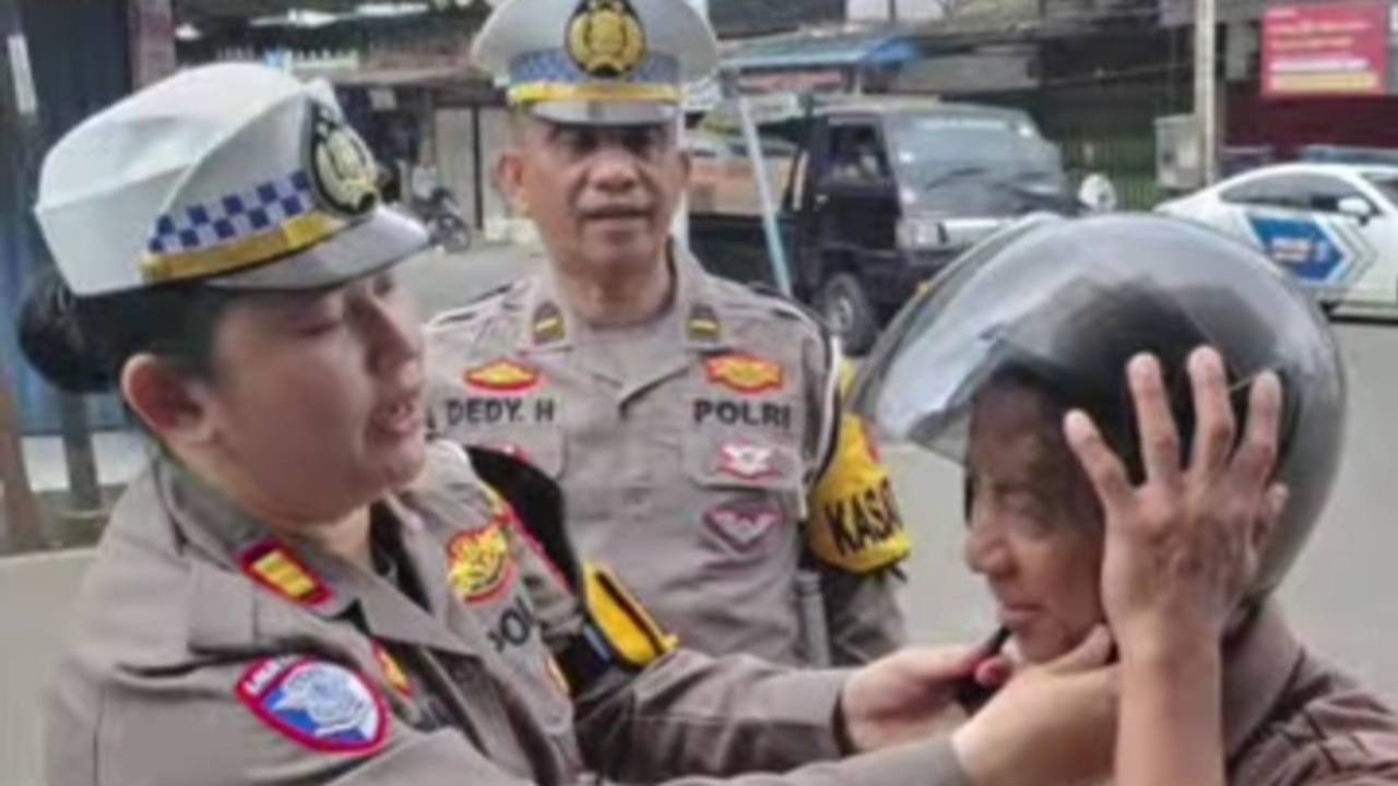 Demi Keselamatan Berkendara, Satlantas Muara Enim Bagi Helm SNI