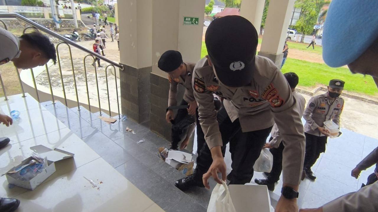 Aksi Humanis, Usai Amankan Unjuk Rasa, Ratusan Personel Polres Prabumulih Punguti Sampah di Gedung DPRD