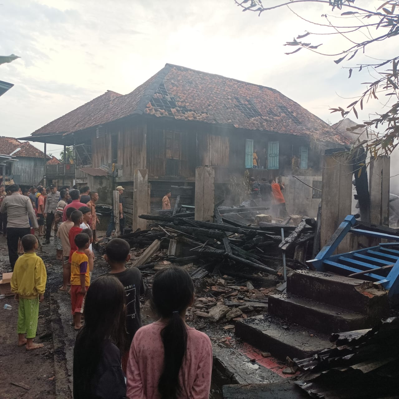 Menjelang Pagi, Satu Unit Rumah Panggung Ludes Terbakar