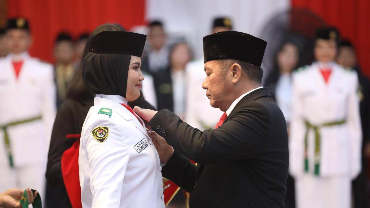 Gubernur Herman Deru Kukuhkan 50 Paskibraka Sumsel, Tekankan Semangat Satria dan Teladan Bangsa