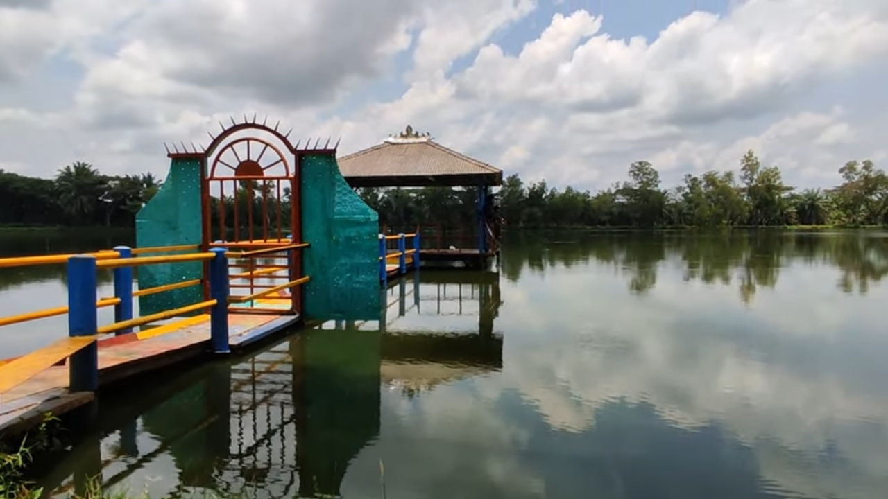 Penat Sehari-hari Bisa Langsung Hilang Saat Menikmati Pesona Danau di Lampung Ini!