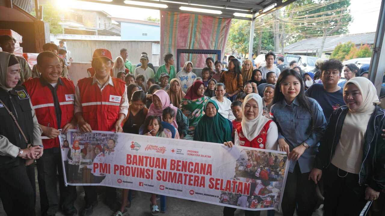 Tanggap Darurat! Feby Deru Kunjungi Korban Kebakaran 1 Ulu, Bantu Logistik dan Trauma Healing
