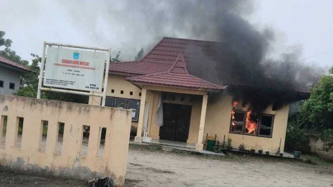 Kebakaran Hanguskan Ruang Staf Kantor Lurah Indralaya Indah, Diduga Akibat Korsleting Listrik