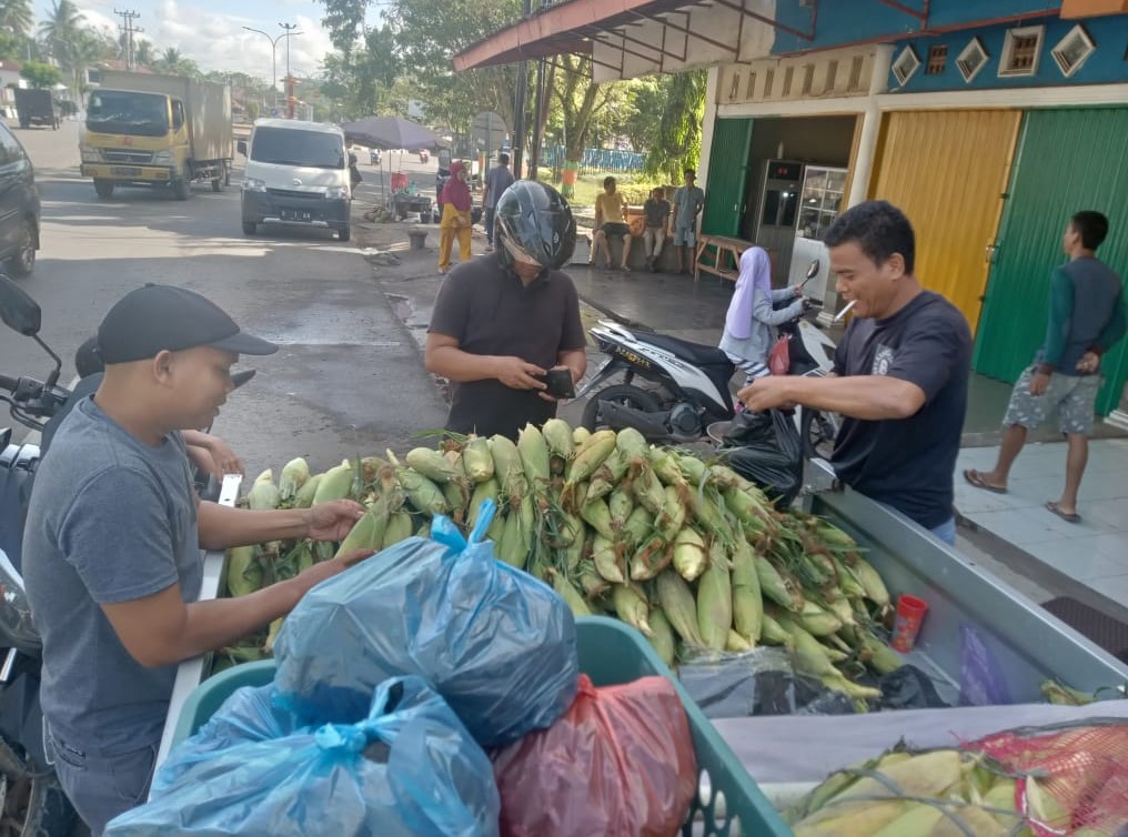 Sambut Tahun Baru 2023, Pedagang Jagung Diserbu