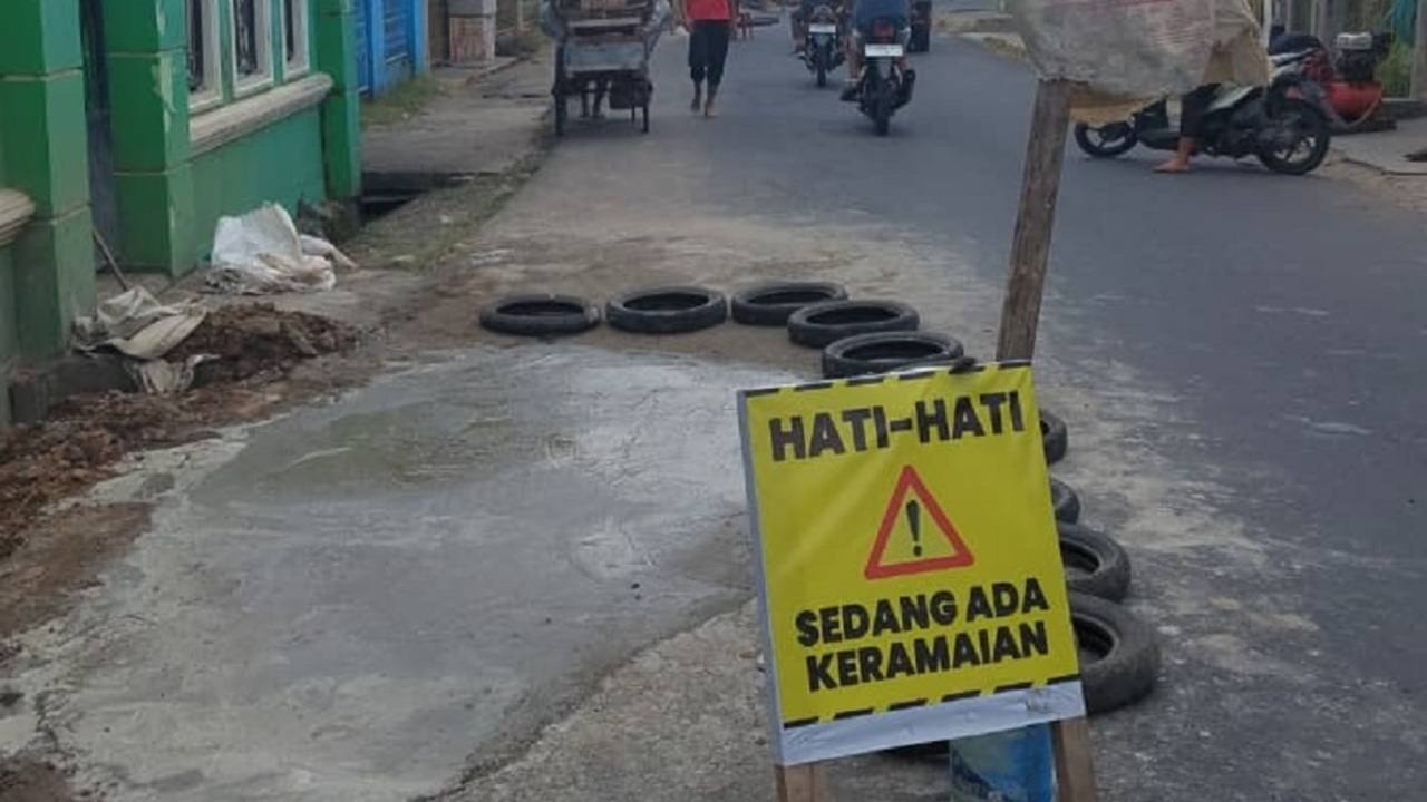 Warga Sekarjaya Swadaya Perbaiki Kerusakan Jalan