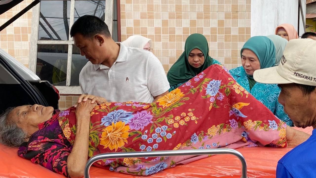 Rematik Menahun, Ibu Salbia Dibantu Dewi Sastrani Jalani Pengobatan Gratis