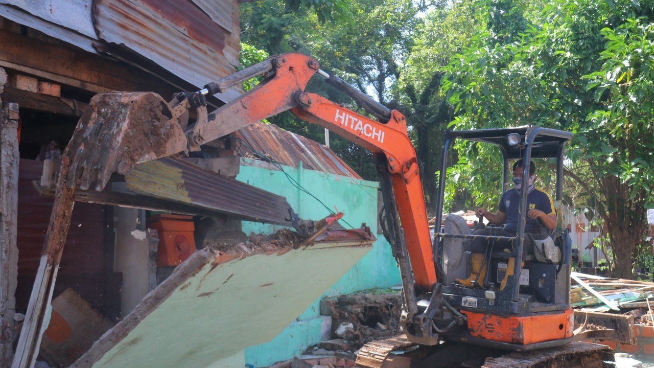 Berdiri di Lahan Kuburan, Pol PP Bongkar Rumah dan Kios di Puncak Sekuning