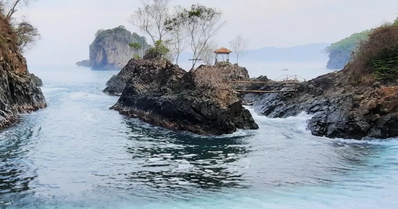 Pantai Kuyon Trenggalek, Sunsetnya Memukau Surga Keindahan di Jawa Timur