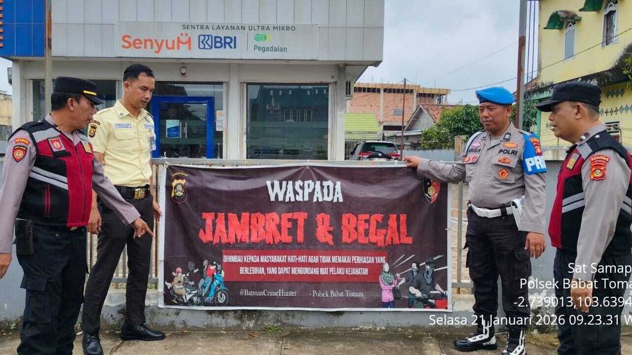 Patroli Jalan Kaki Polsek Babat Toman Sasar Pasar hingga Perbankan, Warga Merasa Lebih Aman