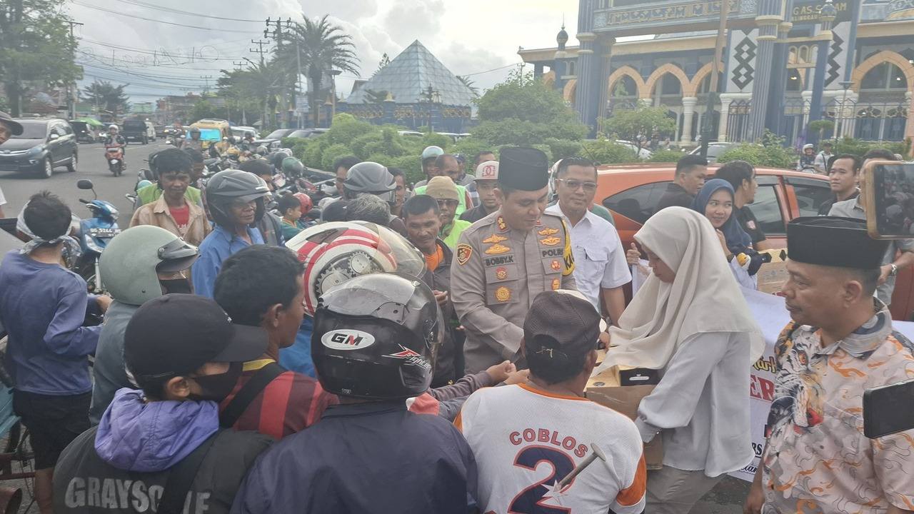 Kapolres Pimpin Pembagian Takjil Gratis