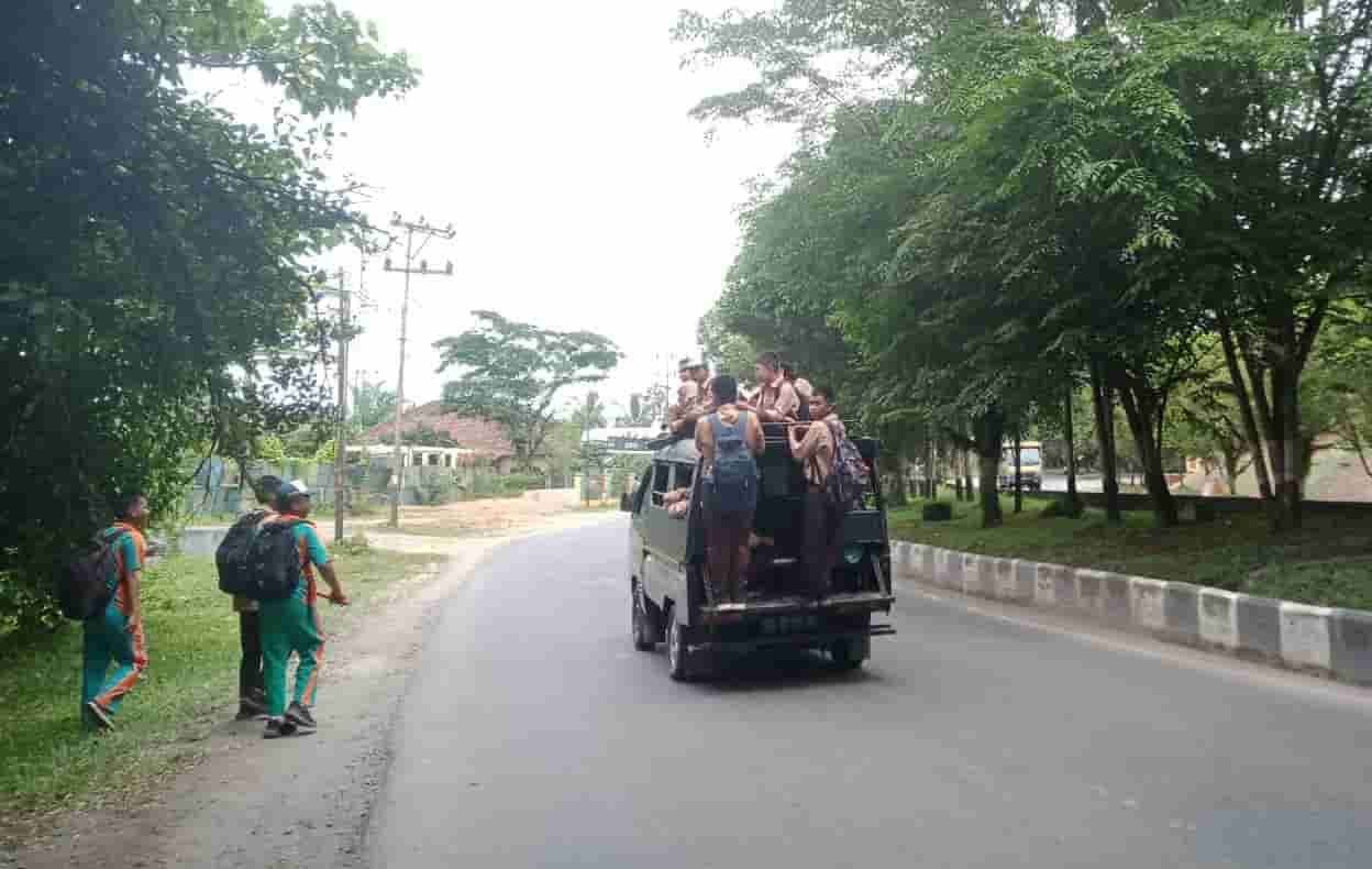 Pelajar Pilih Bergelantungan dan Duduk di Atap Mobil Angkutan Desa