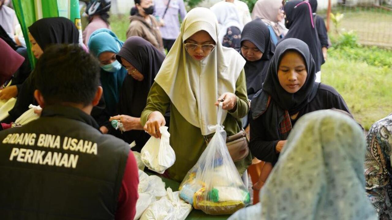 Ratusan Warga Serbu Sembako Murah GPM dan OPM 